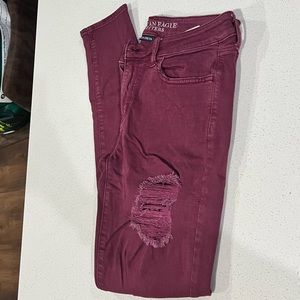 American Eagle Super Stretch Distressed Jeggings. Burgundy.